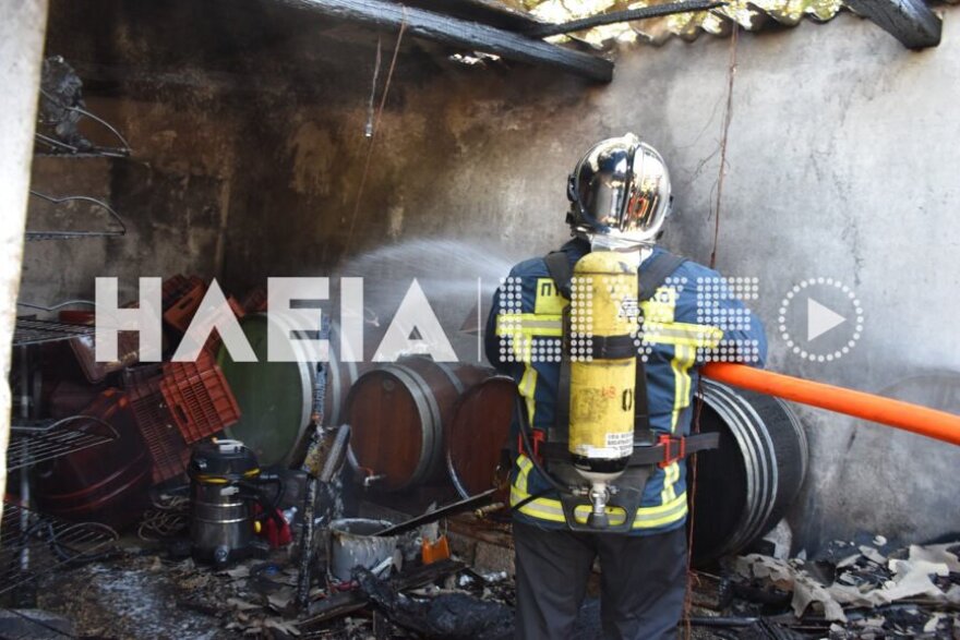 Φωτιά σε αποθήκη στον Πύργο - Στο νοσοκομείο μία γυναίκα