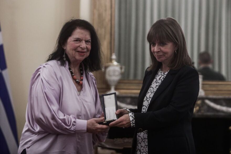  Η Σακελλαροπούλου απένειμε παράσημα σε 11 προσωπικότητες των γραμμάτων και των τεχνών