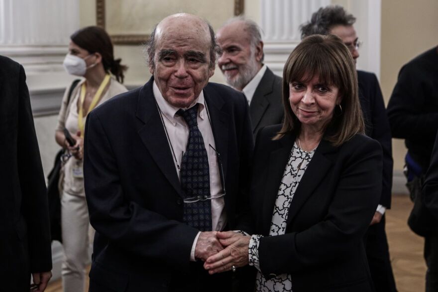  Η Σακελλαροπούλου απένειμε παράσημα σε 11 προσωπικότητες των γραμμάτων και των τεχνών