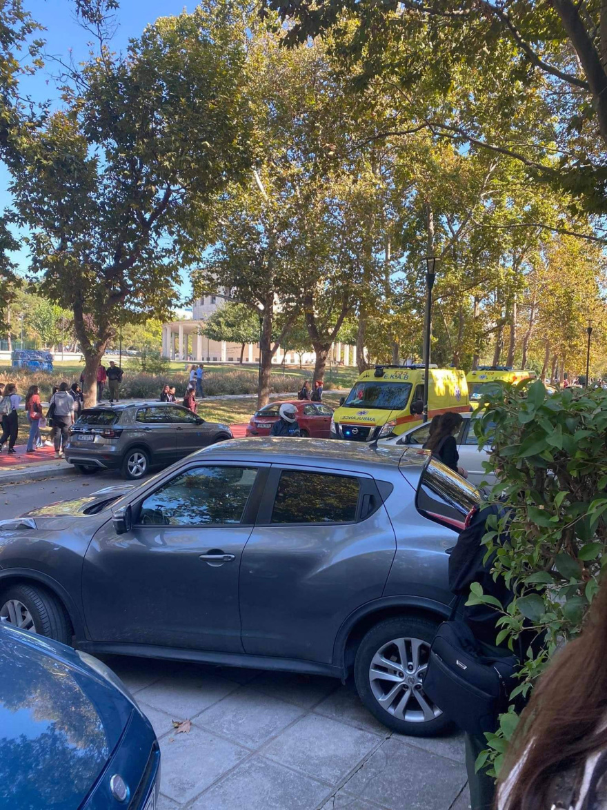 Θεσσαλονίκη: Σώθηκε από θαύμα ο φοιτητής που έπεσε στο κενό από την αίθουσα 3ου ορόφου της Νομικής