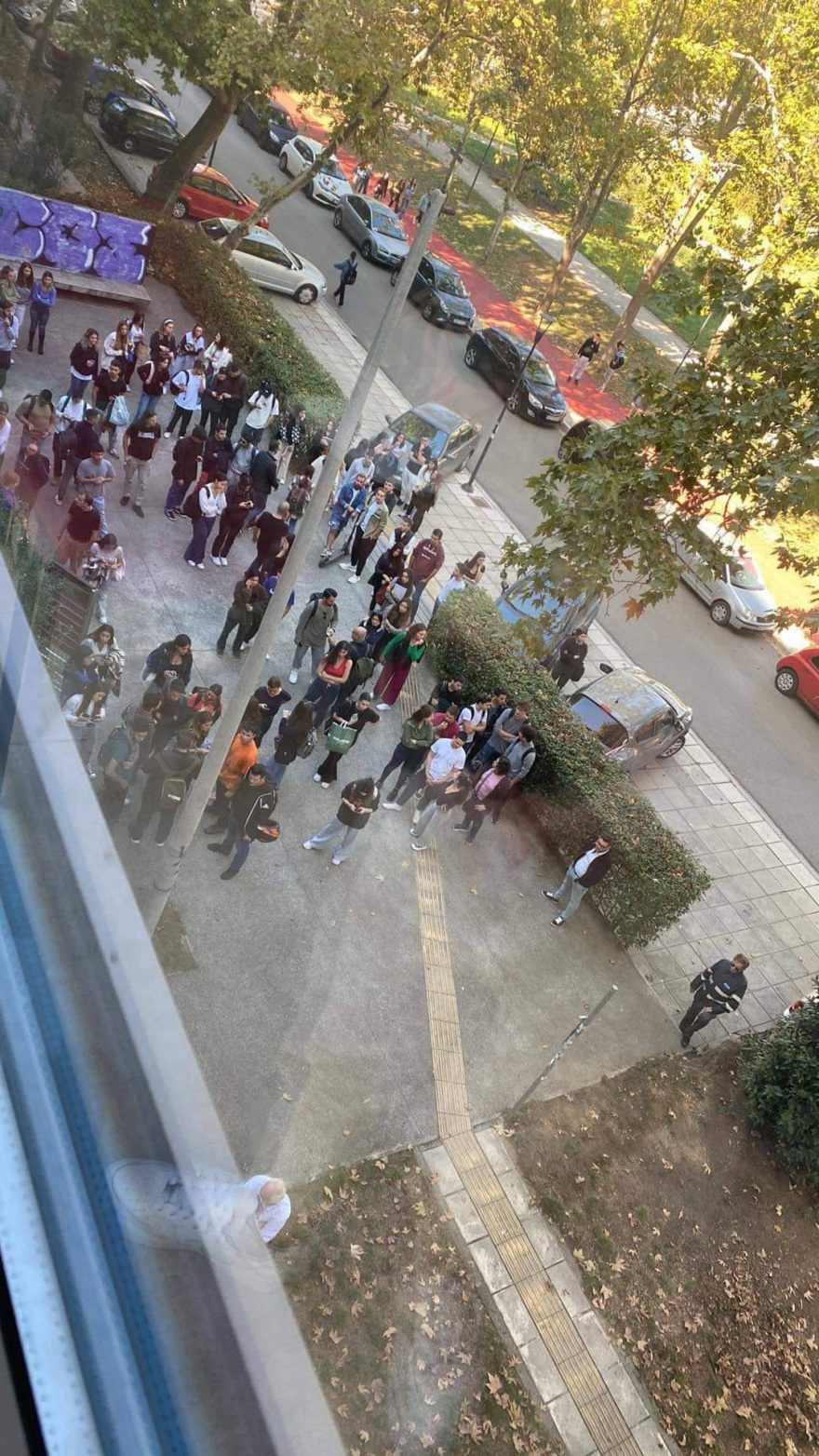 Θεσσαλονίκη: Σώθηκε από θαύμα ο φοιτητής που έπεσε στο κενό από την αίθουσα 3ου ορόφου της Νομικής