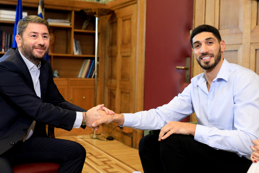 Νίκος Ανδρουλάκης: Συνάντησε τον Ενές Καντέρ - Τα δώρα που αντάλλαξαν