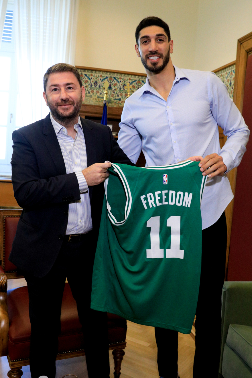 Νίκος Ανδρουλάκης: Συνάντησε τον Ενές Καντέρ - Τα δώρα που αντάλλαξαν