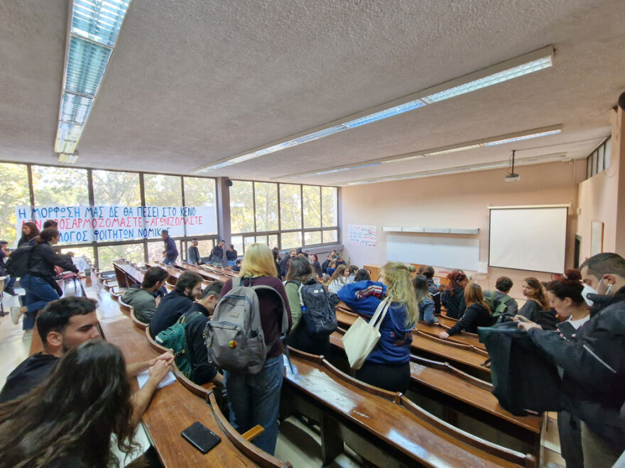 Πτώση 19χρονου στο ΑΠΘ: «Ήταν σωριασμένος και μας έλεγε "καλέστε ασθενοφόρο"», λένε συμφοιτητές του