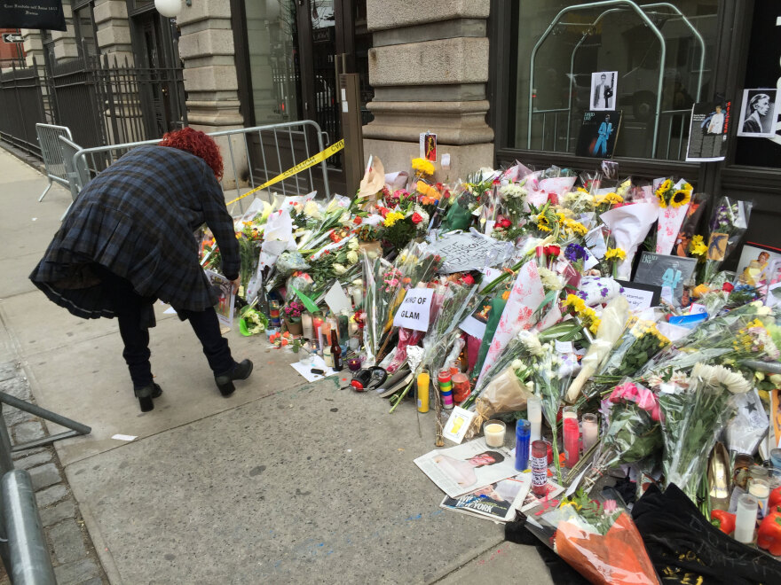 Ντέιβιντ Μπόουι: Οι δέκα στιγμές που άλλαξαν τη μουσική και την ποπ σεξουαλικότητα 