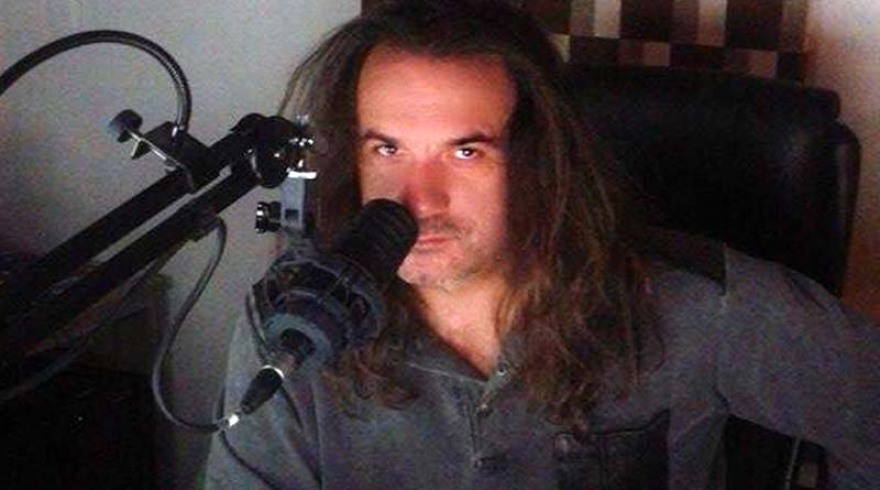 «Τράκαρα μετωπικά με 140 χλμ και σώθηκα από θαύμα» λέει ο Νίκος Γκαραβέλας