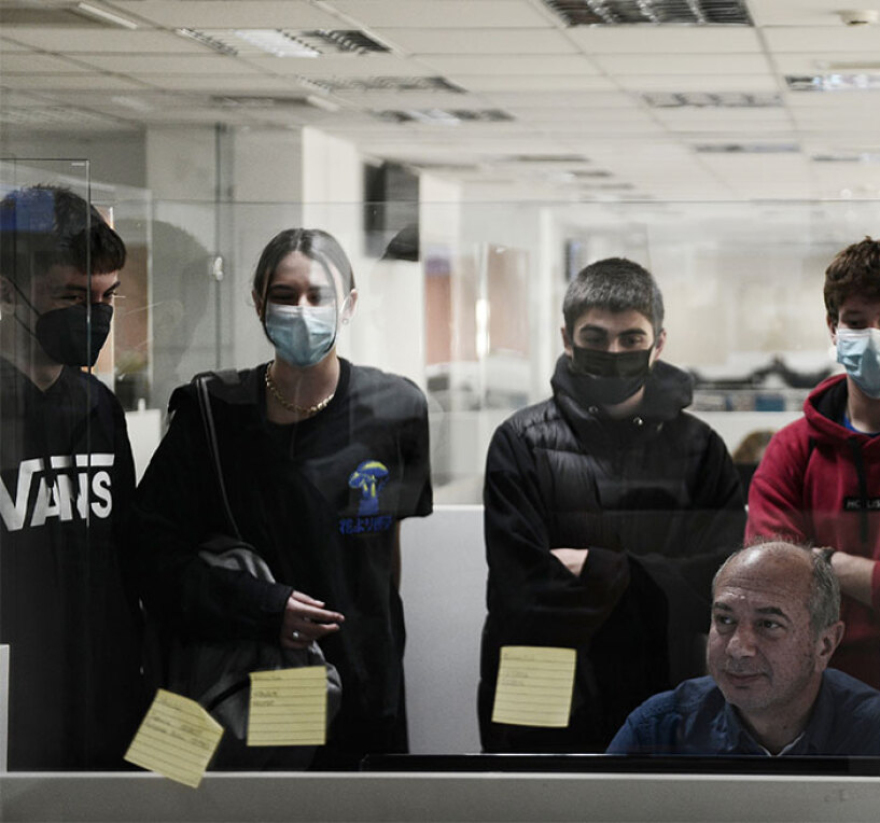 Οι μαθητές της Σχολής Μωραΐτη «τύπωσαν» το δικό τους Πρώτο Θέμα