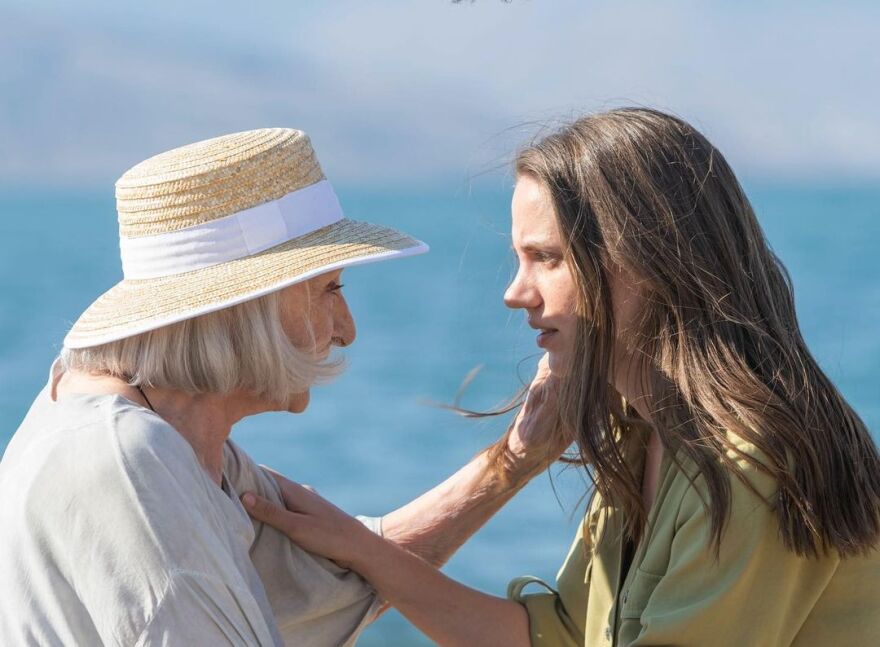 Φωτεινή Παπαθεοδώρου: Η ηθοποιός που παράτησε το Λονδίνο για να υποδυθεί τη μοναχή στο «Μαύρο Ρόδο»