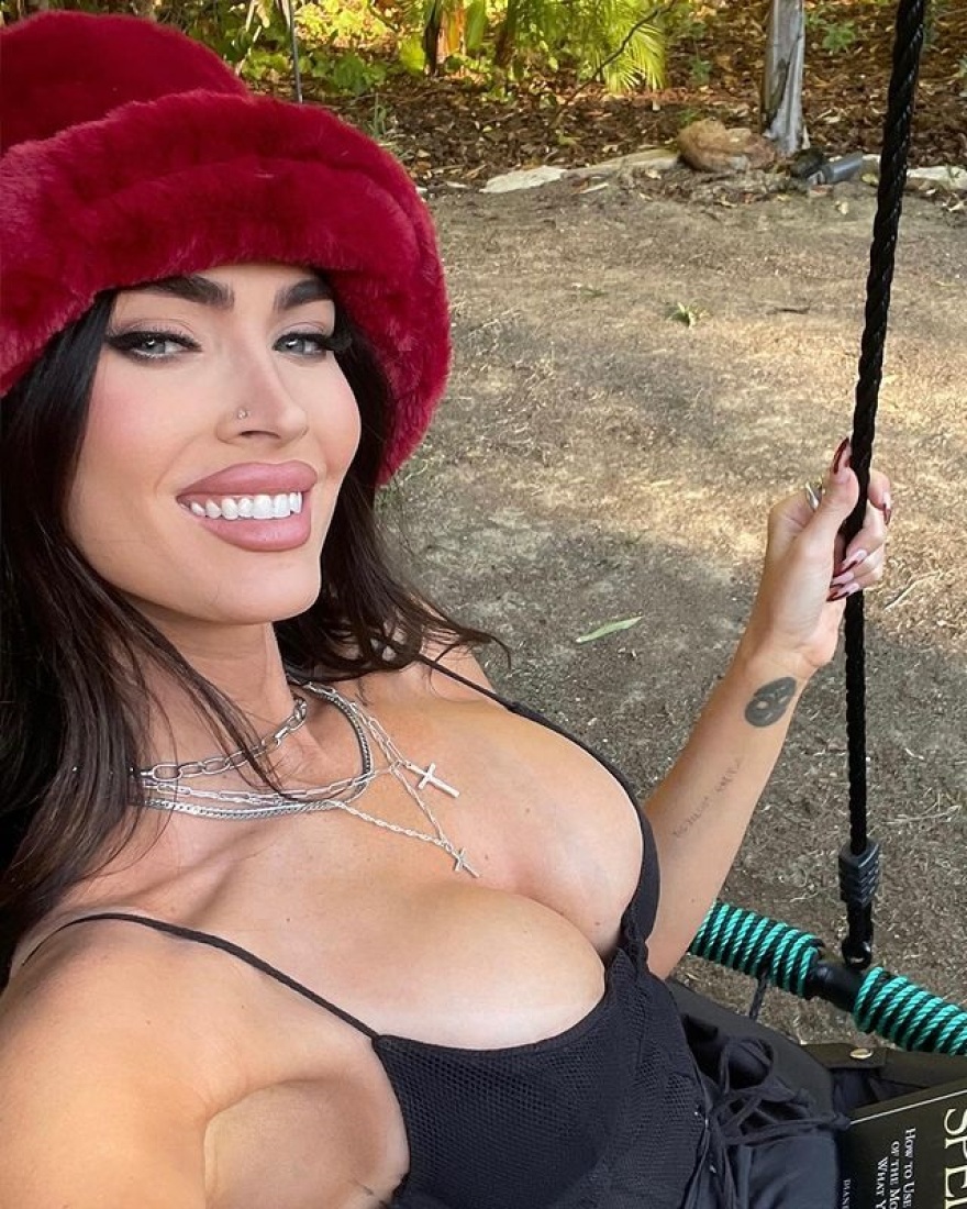 Φωτογραφίες: H Μέγκαν Φοξ δείχνει το πλούσιο μπούστο της στο Instagram