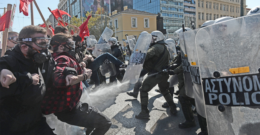 Επεισόδια και χημικά στο πανεκπαιδευτικό συλλαλητήριο στα Προπύλαια - Δείτε βίντεο