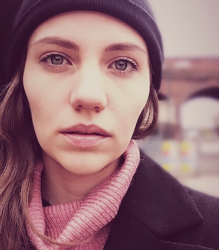 Φωτεινή Παπαθεοδώρου: Η ηθοποιός που παράτησε το Λονδίνο για να υποδυθεί τη μοναχή στο «Μαύρο Ρόδο»