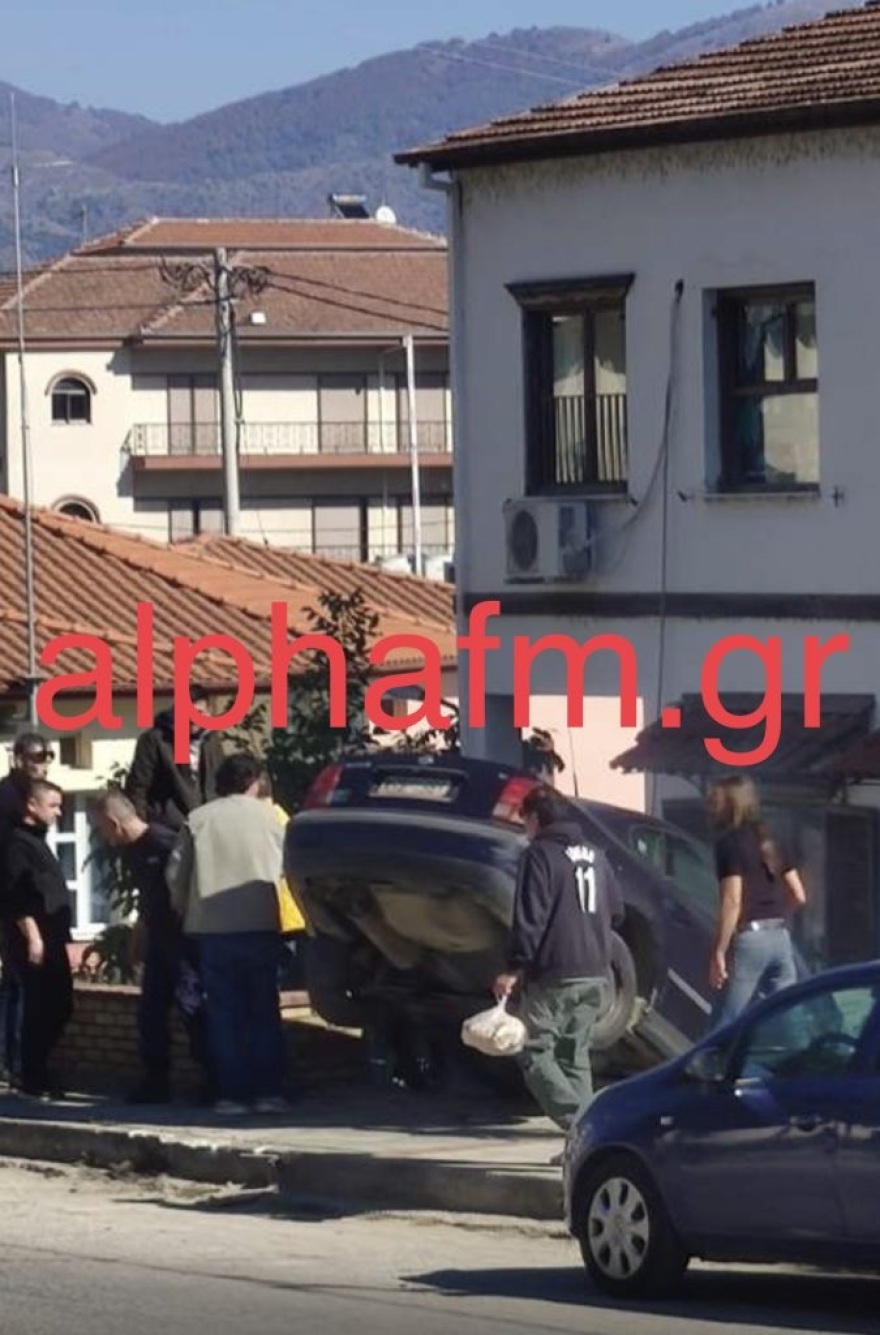 Καστοριά: Αυτοκίνητο κατέληξε σε αυλή παιδικού σταθμού - Βίντεο και φωτογραφίες