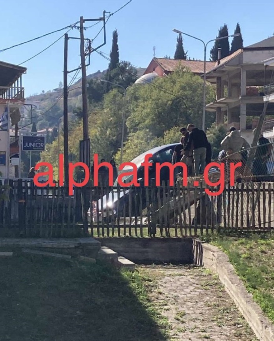 Καστοριά: Αυτοκίνητο κατέληξε σε αυλή παιδικού σταθμού - Βίντεο και φωτογραφίες