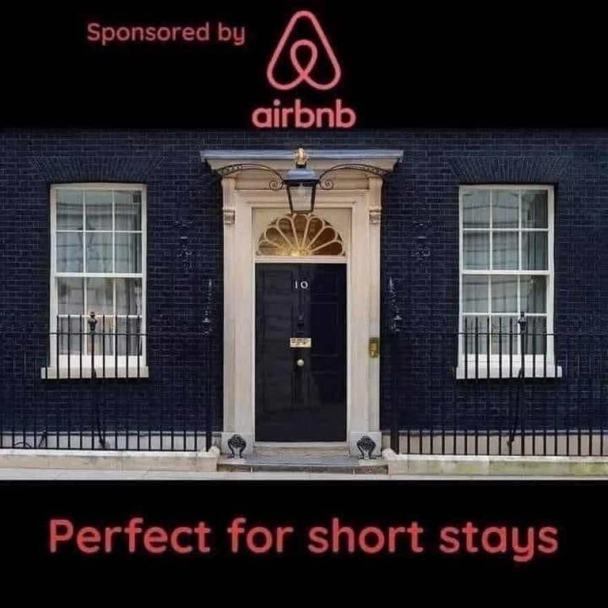 Παραίτηση Λιζ Τρας: Το Twitter κάνει πλάκα - Οι περιστρεφόμενες πόρτες και ο Sir Τάκης Λεμονής