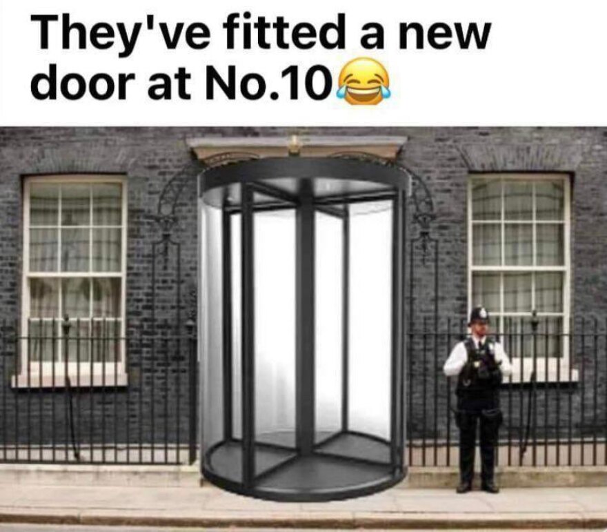 Παραίτηση Λιζ Τρας: Το Twitter κάνει πλάκα - Οι περιστρεφόμενες πόρτες και ο Sir Τάκης Λεμονής