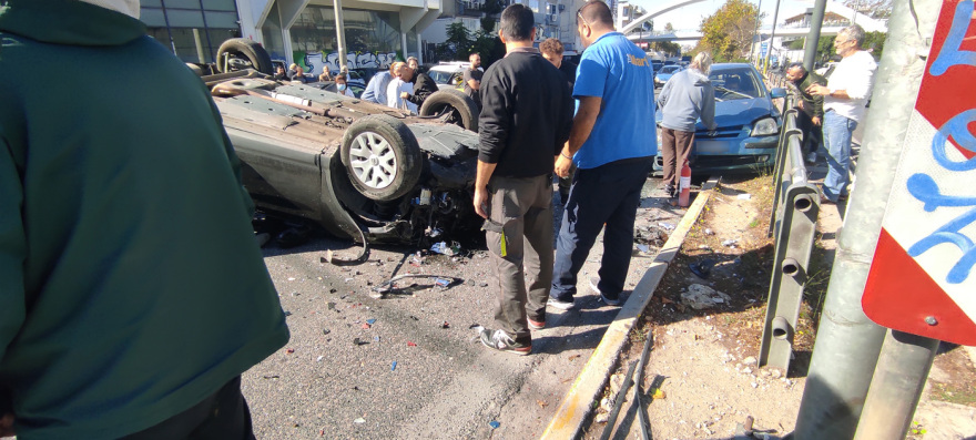 Κίνηση στους δρόμους: Τροχαίο με δύο τραυματίες στη Μεσογείων - Άνοιξε το ρεύμα προς Γέρακα