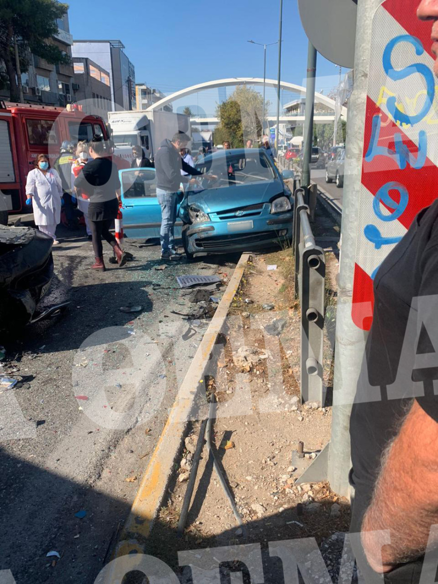 Κίνηση στους δρόμους: Τροχαίο με δύο τραυματίες στη Μεσογείων - Άνοιξε το ρεύμα προς Γέρακα