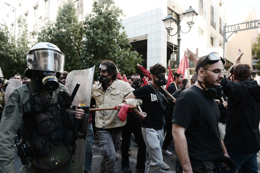 Επεισόδια και χημικά στο πανεκπαιδευτικό συλλαλητήριο στα Προπύλαια - Δείτε βίντεο