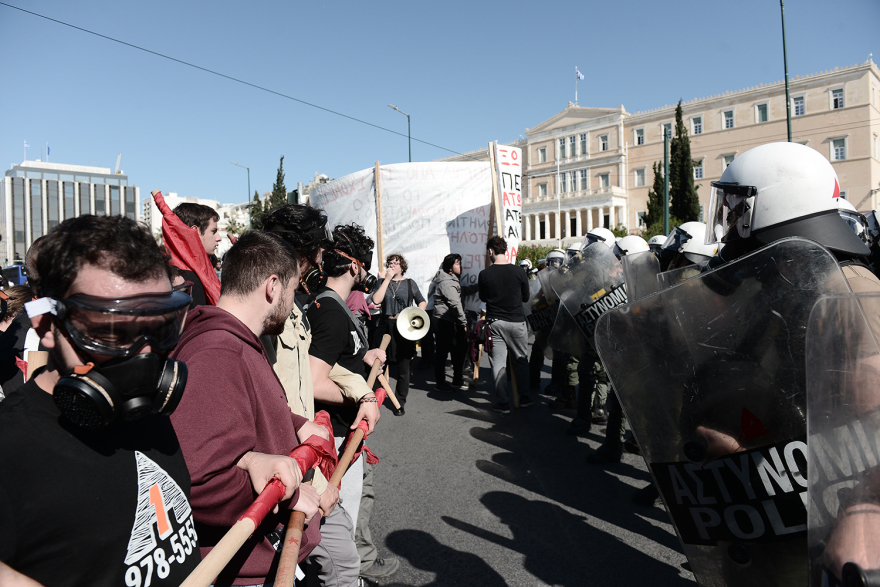 Επεισόδια και χημικά στο πανεκπαιδευτικό συλλαλητήριο στα Προπύλαια - Δείτε βίντεο