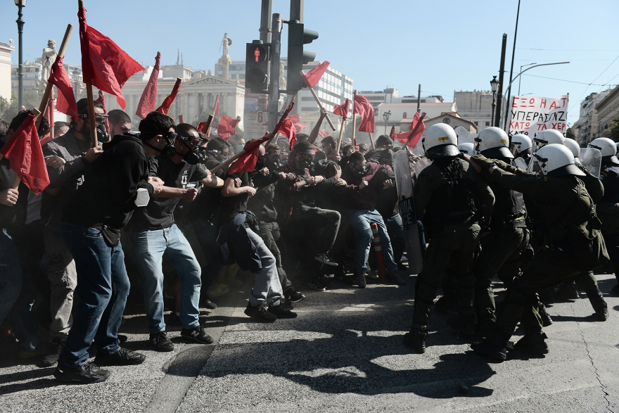 Επεισόδια και χημικά στο πανεκπαιδευτικό συλλαλητήριο στα Προπύλαια - Δείτε βίντεο