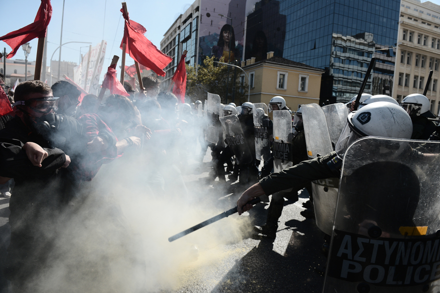 Επεισόδια και χημικά στο πανεκπαιδευτικό συλλαλητήριο στα Προπύλαια - Δείτε βίντεο