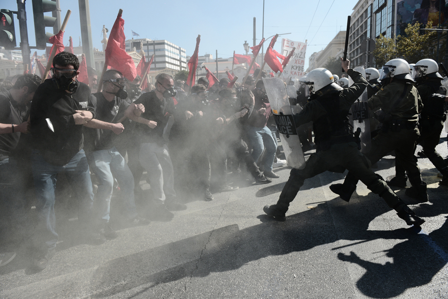 Επεισόδια και χημικά στο πανεκπαιδευτικό συλλαλητήριο στα Προπύλαια - Δείτε βίντεο