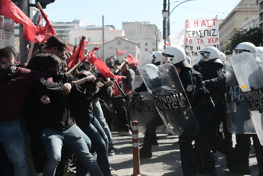 Επεισόδια και χημικά στο πανεκπαιδευτικό συλλαλητήριο στα Προπύλαια - Δείτε βίντεο