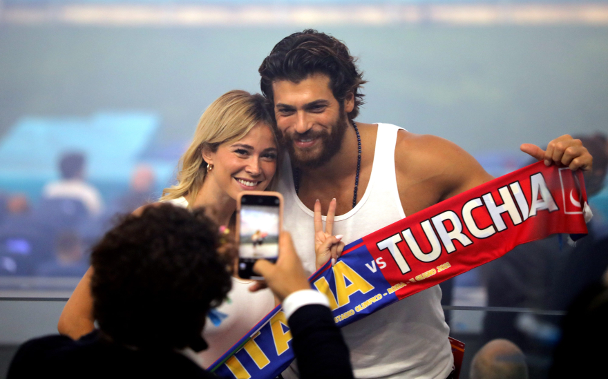 Η Ντιλέτα Λεότα στα... δίχτυα του Λορίς Κάριους - Δείτε φωτογραφίες