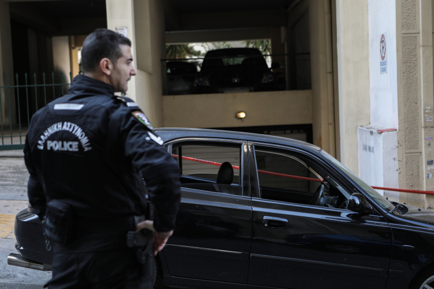Θρίλερ στην Κυψέλη: Νεκρός άντρας μέσα σε αυτοκίνητο