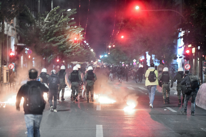 Επεισόδια έξω από το Α.Τ Ομόνοιας με μολότοφ και φωτιές σε κάδους μετά από πορεία - Μία προσαγωγή