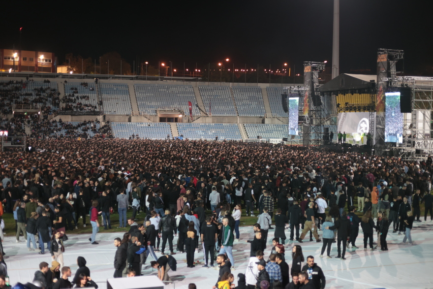 «Φωτιά» πήρε το Καυτανζόγλειο από 30.000 θεατές στη συναυλία του ΛΕΞ – Δείτε βίντεο και εικόνες