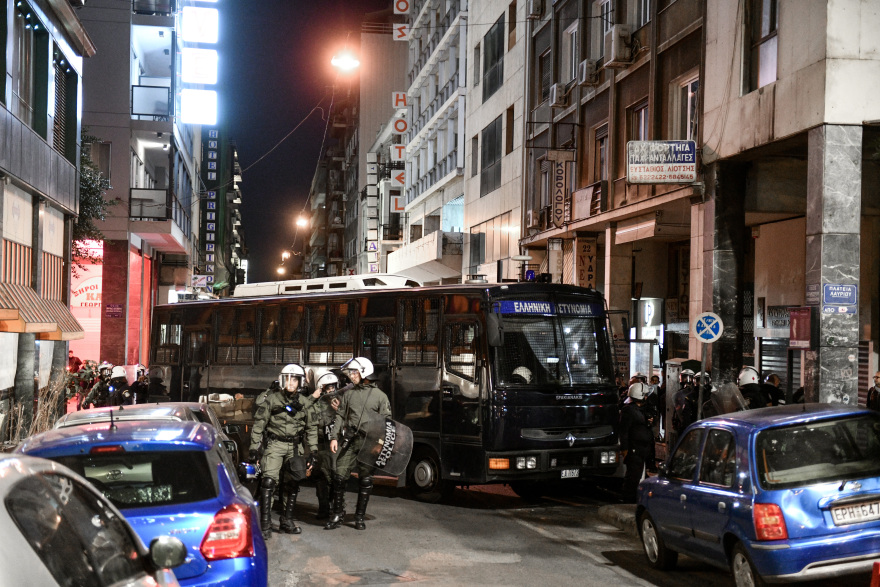 Επεισόδια έξω από το Α.Τ Ομόνοιας με μολότοφ και φωτιές σε κάδους μετά από πορεία - Μία προσαγωγή