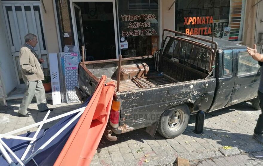 Καλαμπάκα: Κόλλησε το γκάζι σε αγροτικό που μπήκε σε λαϊκή αγορά και παρέσυρε τρία άτομα 