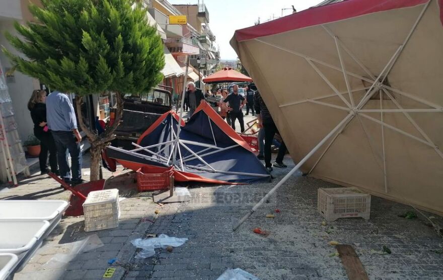 Καλαμπάκα: Κόλλησε το γκάζι σε αγροτικό που μπήκε σε λαϊκή αγορά και παρέσυρε τρία άτομα 