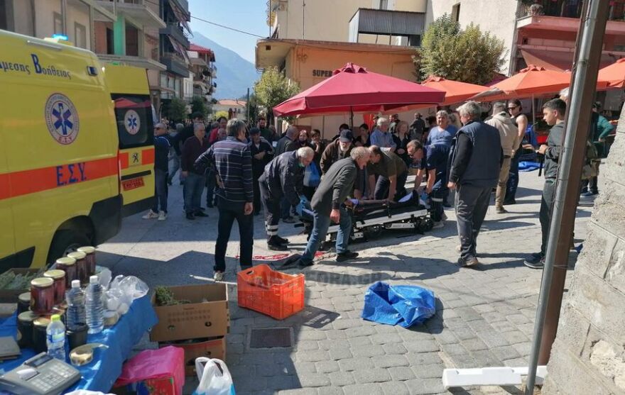 Καλαμπάκα: Κόλλησε το γκάζι σε αγροτικό που μπήκε σε λαϊκή αγορά και παρέσυρε τρία άτομα 