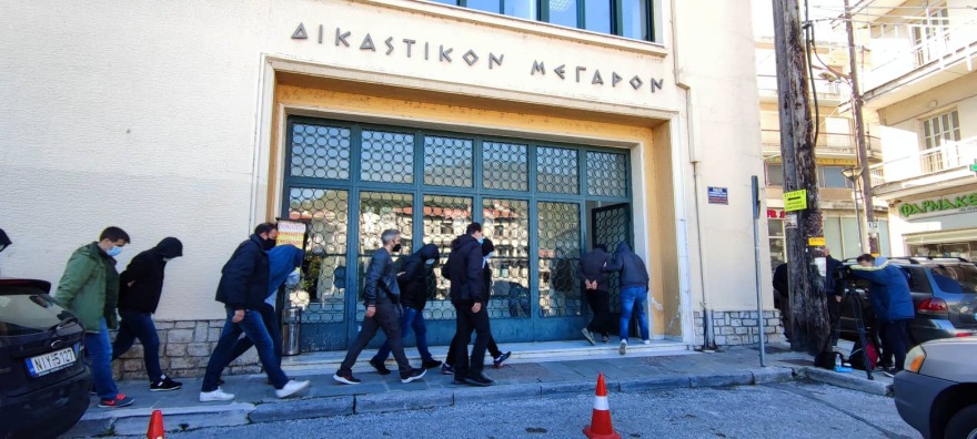 Καστοριά: Απολογούνται οι αστυνομικοί μέλη της σπείρας που έβγαλε 700.000 ευρώ από διακίνηση μεταναστών