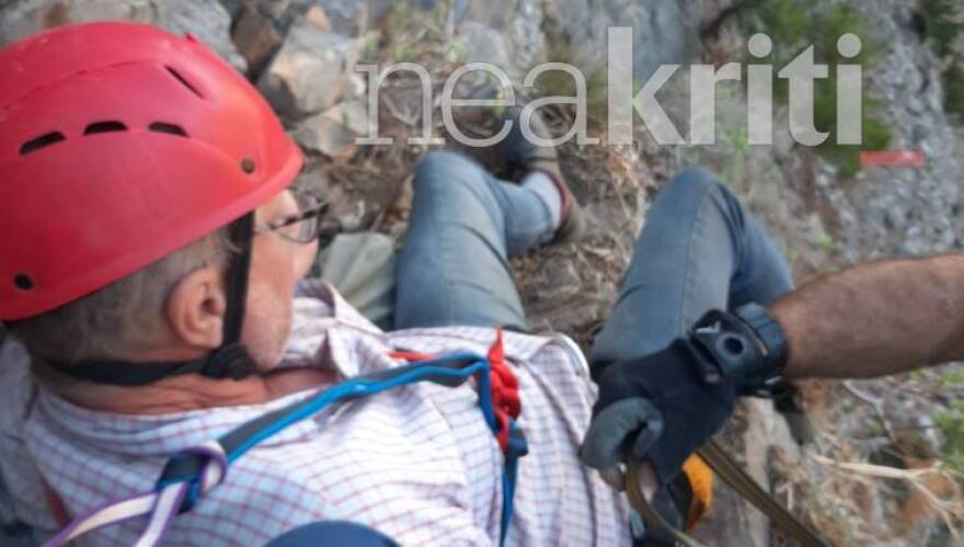 Χανιά: Καρέ-καρέ η διάσωση του 65χρονου τουρίστα - Ήταν εγκλωβισμένος στα βράχια όλη τη νύχτα