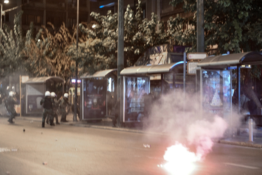 Επεισόδια στο κέντρο της Αθήνας: Πέταξαν μολότοφ μετά την πορεία προς το ΑΤ Ομόνοιας