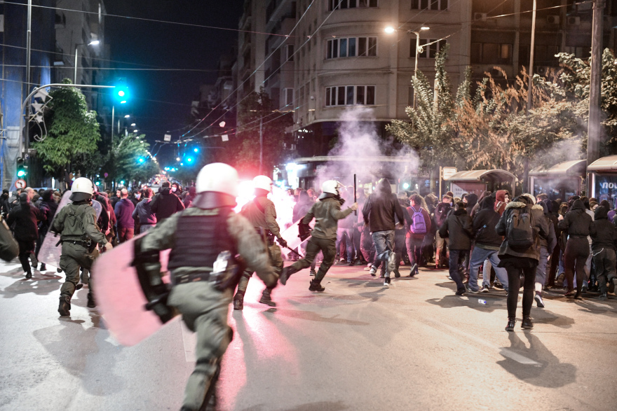 Επεισόδια στο κέντρο της Αθήνας: Πέταξαν μολότοφ μετά την πορεία προς το ΑΤ Ομόνοιας