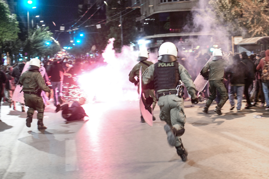 Επεισόδια στο κέντρο της Αθήνας: Πέταξαν μολότοφ μετά την πορεία προς το ΑΤ Ομόνοιας