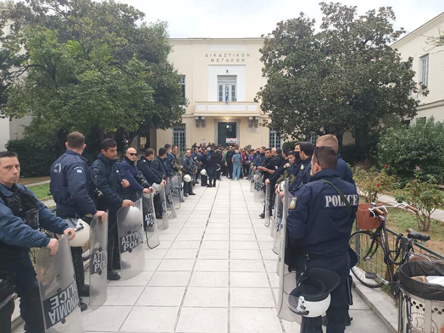 Δίκη για τον θάνατο του Βασίλη Μάγγου: Συγκέντρωση και ένταση έξω από τα δικαστήρια Βόλου