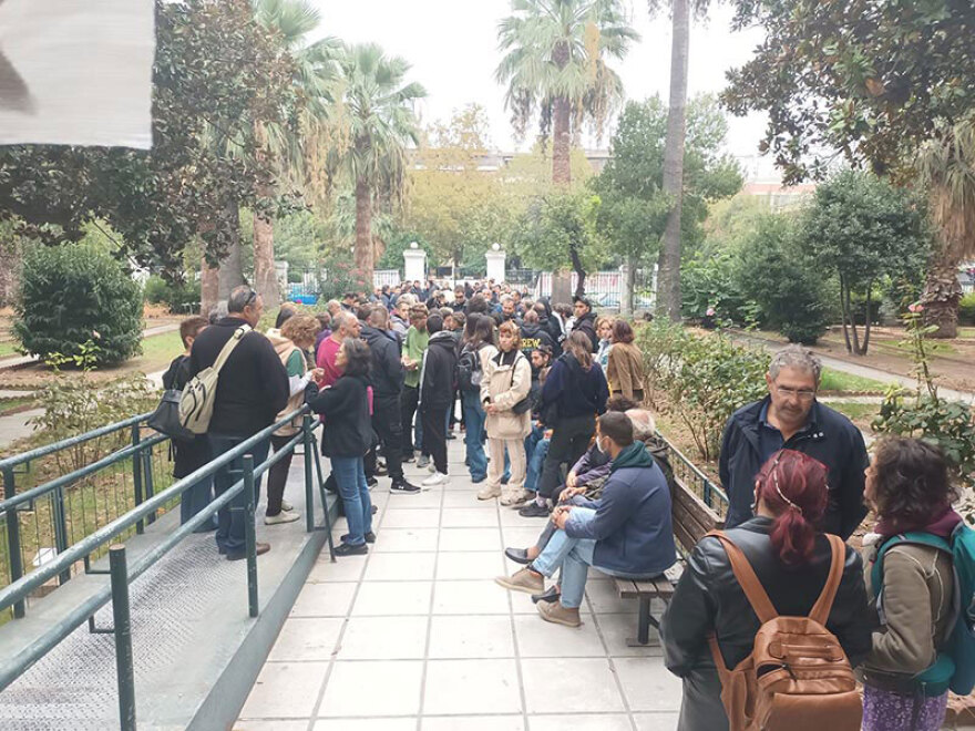 Δίκη για τον θάνατο του Βασίλη Μάγγου: Συγκέντρωση και ένταση έξω από τα δικαστήρια Βόλου