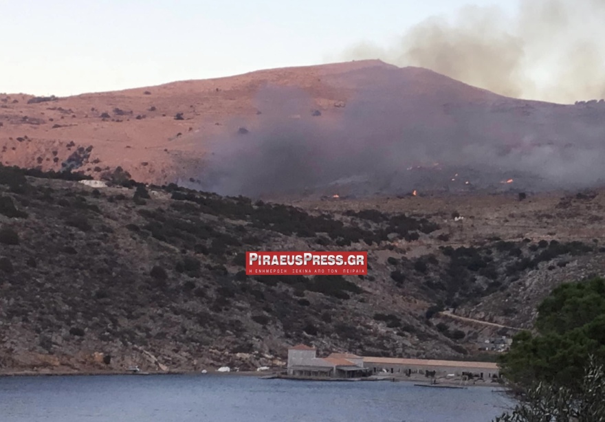 Πυρκαγιά σε χαμηλή βλάστηση στο Μανδράκι Ύδρας