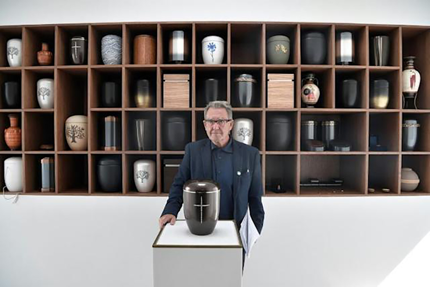 Αποτεφρωτήριο Ριτσώνας: Ποιοι επώνυμοι είναι μεταξύ των 8.000 Ελλήνων που επέλεξαν την καύση