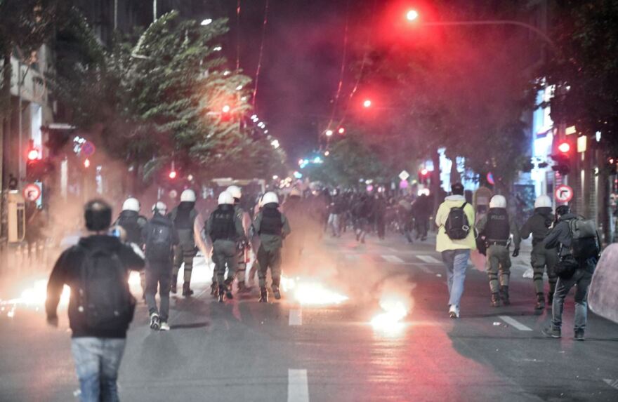 Επεισόδια στο ΑΤ Ομόνοιας: Στο νοσοκομείο δύο αστυνομικοί - Συνελήφθη ένας ανήλικος (φωτογραφίες)