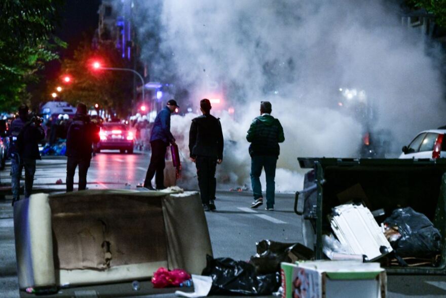 Επεισόδια στο ΑΤ Ομόνοιας: Στο νοσοκομείο δύο αστυνομικοί - Συνελήφθη ένας ανήλικος (φωτογραφίες)