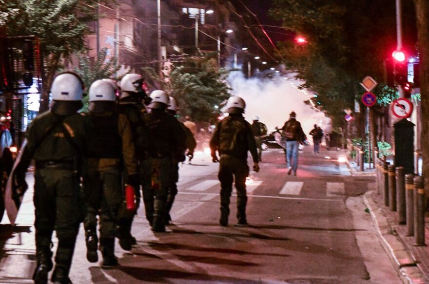 Επεισόδια στο ΑΤ Ομόνοιας: Στο νοσοκομείο δύο αστυνομικοί - Συνελήφθη ένας ανήλικος (φωτογραφίες)