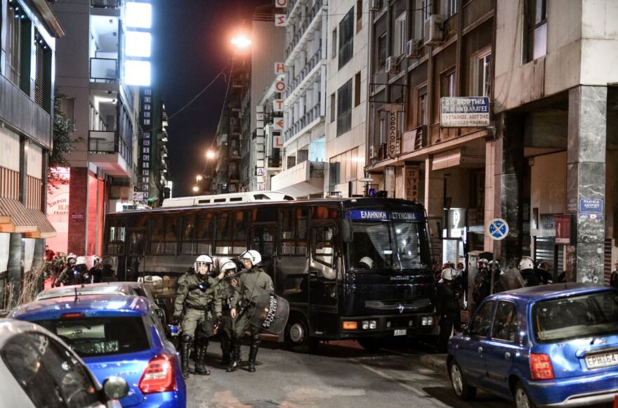 Επεισόδια στο ΑΤ Ομόνοιας: Στο νοσοκομείο δύο αστυνομικοί - Συνελήφθη ένας ανήλικος (φωτογραφίες)