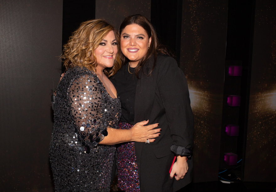 H Δανάη Μπάρκα τραγουδά στον Νίκο Κοκλώνη στο αμάξι και ετοιμάζεται για το J2US!