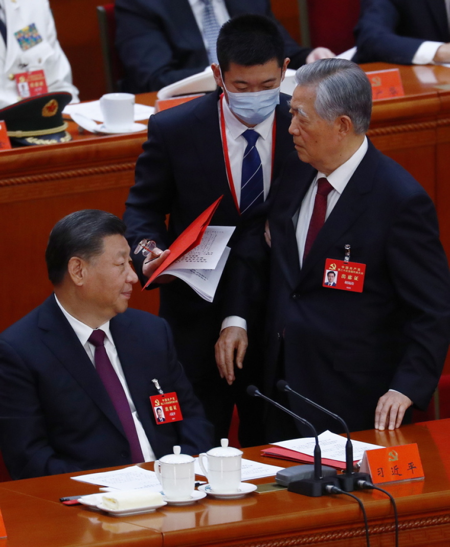 Χου Τζιντάο: Γιατί απομάκρυναν κακήν κακώς από το συνέδριο του ΚΚ Κίνας τον προκάτοχο του Σι Τζινπίνγκ;